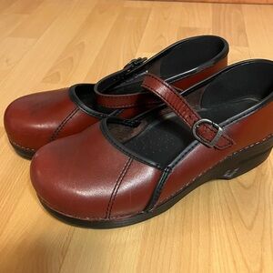 Dansko Mary Janes Women 40 (US 9-9 1/2) Clogs Comfort Support Burgundy Red